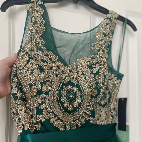 Brand new dress never worn with tags still on it. Size 9, but fits sizes 8-12 - Picture 3 of 4